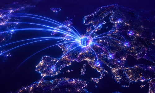 Nächtliche Europakarte mit leuchtendem Rechenzentrum in Mitteleuropa, zu dem Lichtbögen über den Atlantik führen